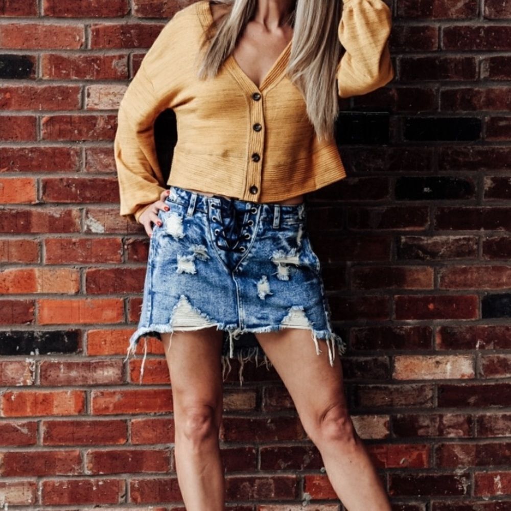 Cropped Button Front V Neck Top‎ - Picture 9 of 16